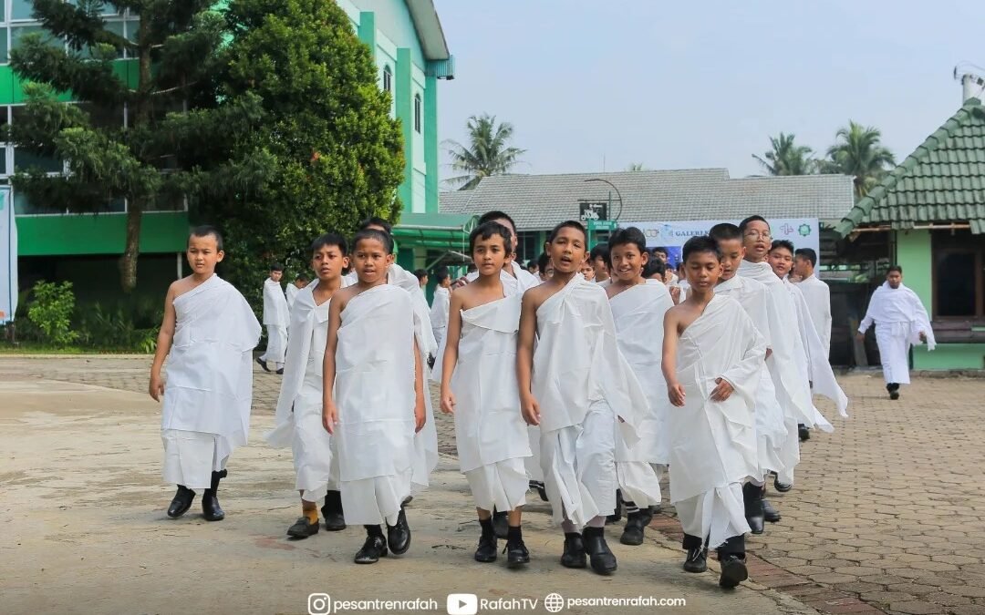 Praktik Manasik Haji Santri Kelas 1 dan 1 Intensif TMI Rafah 1446 H
